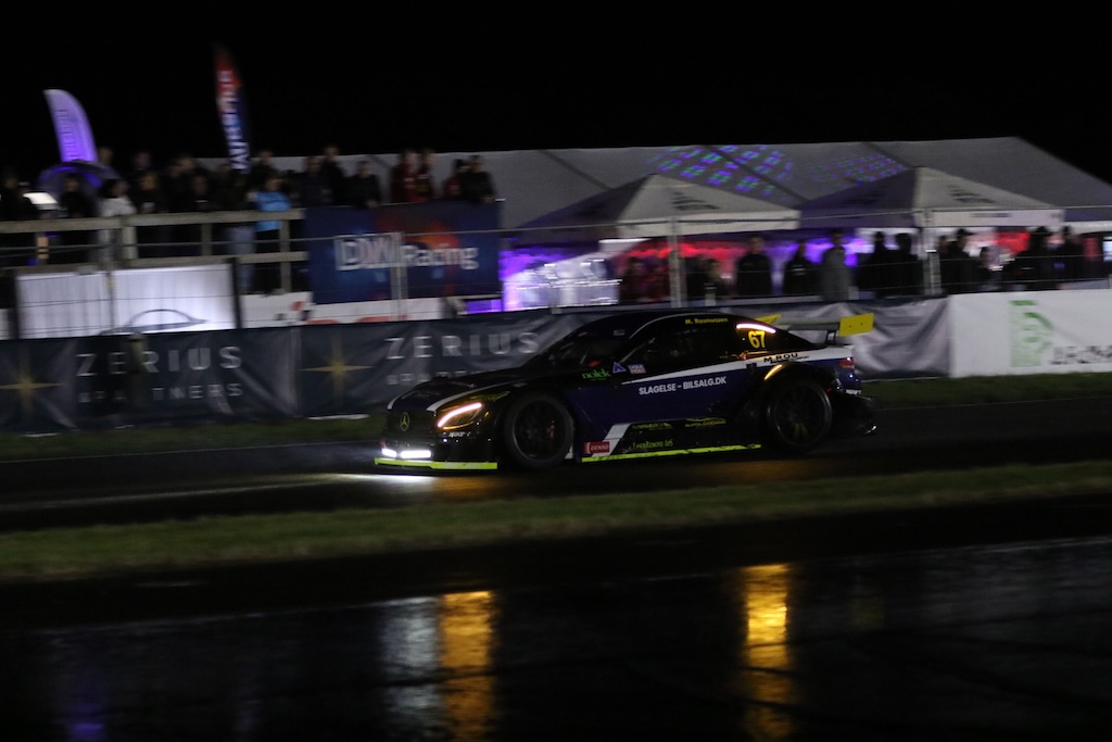 Mads Rasmussen - Night Race gav pokal til Nymark Racing Academy. 
(Foto: Motorsporten.dk)